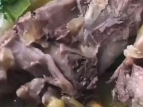 Vụ dòi bò lúc nhúc trong bữa tiệc tân gia: Xử phạt chủ nhà hàng 27 triệu đồng