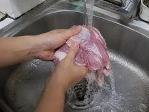 Vì sao nhiều người không bao giờ rửa thịt trước khi nấu?