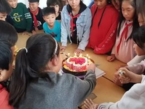 Con trai đi sinh nhật cậu bạn cùng lớp, vì 1 hành động mà ngày hôm sau người mẹ bị hội phụ huynh chặn phương thức liên lạc