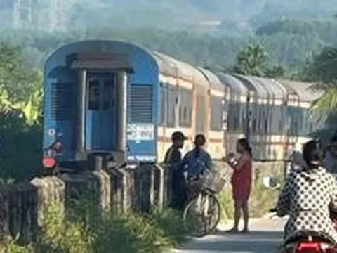Đứng ở mép taluy đường sắt, người đàn ông bị tàu hỏa tông tử vong