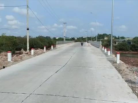 Người dân phản ánh cầu đang thi công xuất hiện vết nứt, đại diện UBND phường nói gì?