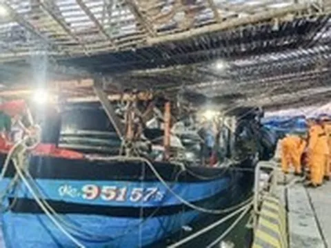Cứu sống 30 ngư dân bị cháy tàu trên biển