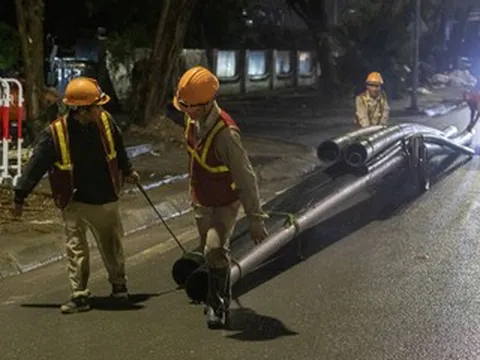 Công nhân trắng đêm cắt cây, hạ ngầm cáp phục vụ dự án cầu vượt Phạm Tu ở Hà Nội