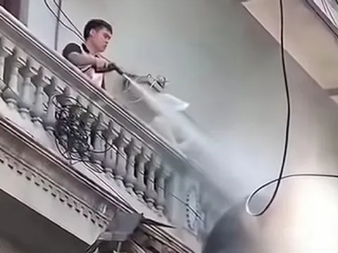 Khởi tố người đàn ông xịt nước vào thợ tháo dỡ ở Hà Nội