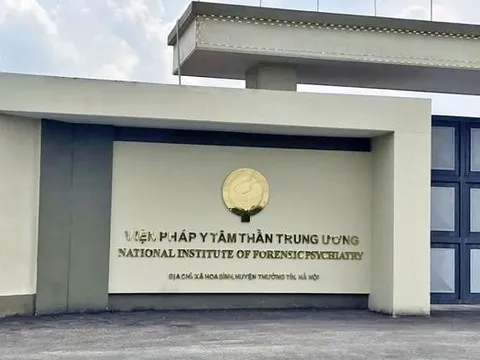 Cho bệnh nhân dùng nước sôi, cán bộ được "cảm ơn" 3 triệu đồng