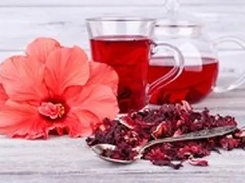 Uống trà dâm bụt - thức uống được nhắc nhiều nhờ bằng chứng khoa học ngày càng rõ ràng