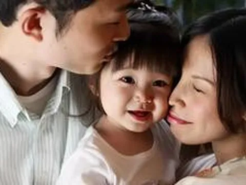 Vì sao nhiều đứa trẻ vừa bị quát mắng xong, không tức giận mà còn chạy lại đòi ôm: Sự thật khiến bố mẹ phải lặng người!