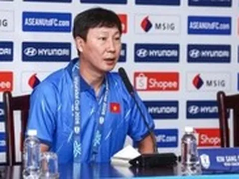 HLV Kim Sang Sik nói đùa về chiếc áo trắng, tuyên bố thắng Campuchia bằng đội hình mạnh nhất