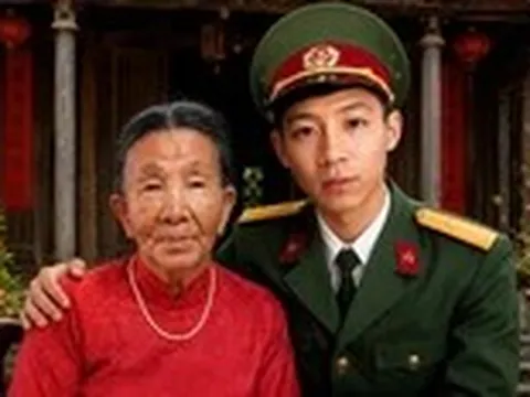 Cậu học trò lớp 7 rưng rưng phục dựng ảnh liệt sĩ