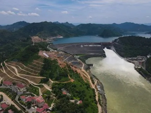 Mở cửa xả đáy hồ thủy điện Hòa Bình, cảnh báo vùng hạ du