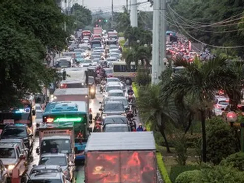 Hà Nội ùn tắc vào giờ tan tầm, nghìn người 'chôn chân' giữa mưa lớn
