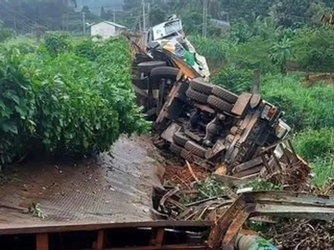 Xe tải cẩu mất phanh tông sập cầu ở Đồng Nai