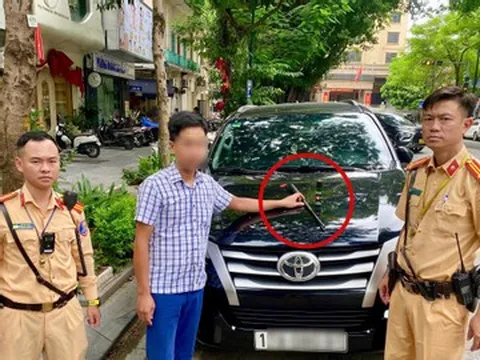 Kiểm tra ô tô đỗ sai quy định ở Hà Nội, phát hiện gậy 3 khúc, bình hơi cay