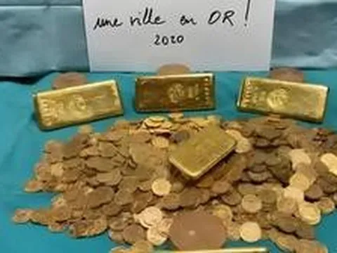 Khám xét ngôi nhà cổ, phát hiện 'kho báu' gồm 1.000 đồng tiền vàng và 5 thỏi vàng giấu trong nhiều ngăn bí mật - giá trị hơn 18 tỷ đồng