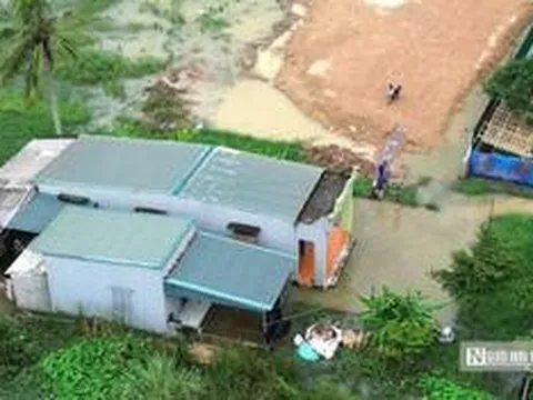 Mưa lớn, nhiều hộ dân trong vùng dự án khu đô thị phải lội nước vào nhà