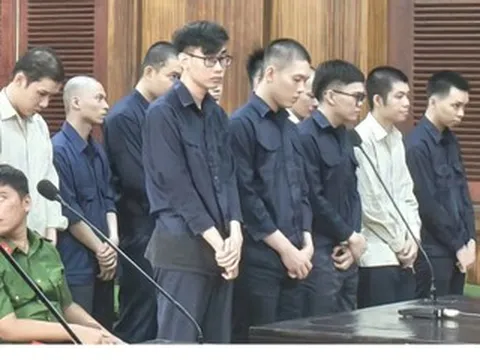 Bí mật bên trong thùng hàng chuyển phát nhanh của đôi nam nữ
