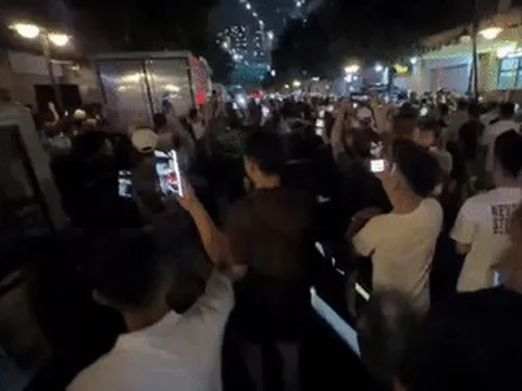 Cảnh sát xuất hiện ở nhà 'Huấn Hoa Hồng', đám đông theo dõi