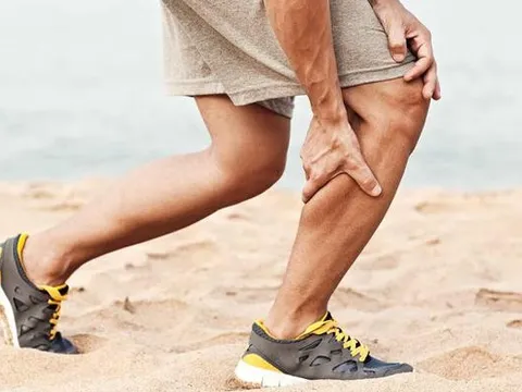 Chàng trai trẻ đau chân dữ dội, mất khả năng đi lại vì làm việc này trên giường mỗi ngày