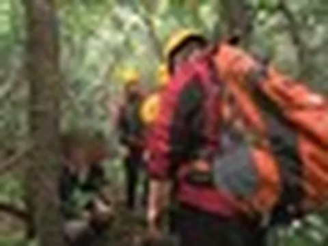 Mất tích 35 giờ trên núi, 2 người nghe cứu hộ gọi tên vẫn quyết im lặng: Lý do khiến ai cũng ngã ngửa