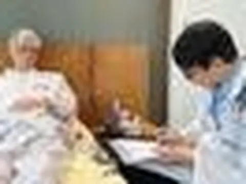 7 nhóm người có thể được bác sĩ đến tận nhà khám, chữa bệnh và BHYT vẫn chi trả: Đó là những ai?