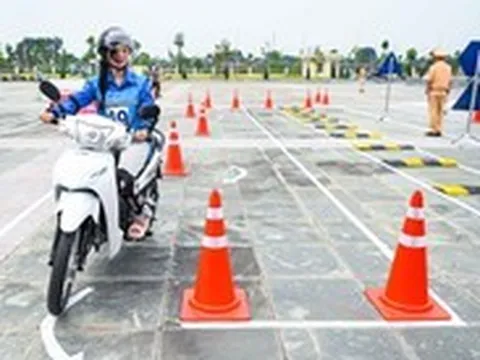 CSGT đào tạo kỹ năng lái xe máy cho người đã có bằng lái lâu năm, thực hiện trên toàn quốc