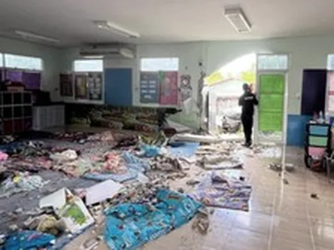 Ô tô lao vào nhà trẻ giữa ban ngày, nhiều người bị thương