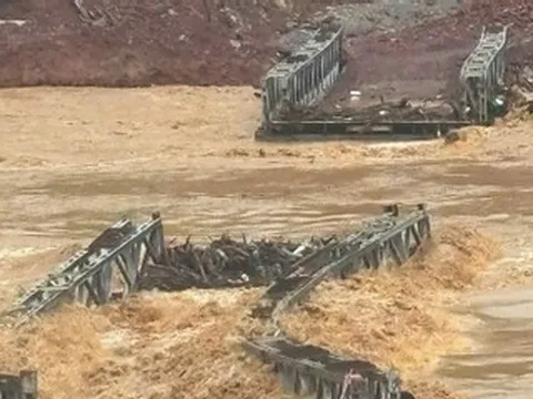 Cầu hơn 2 tỷ đồng chưa kịp bàn giao đã bị lũ cuốn trôi