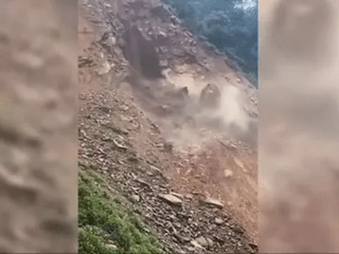 Clip tảng đá lớn lăn xuống đường, hất văng hàng rào sắt ở Nghệ An