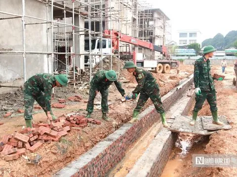 Vượt nắng, thắng mưa, bộ đội góp sức xây trường nội trú liên cấp ở biên giới Nghệ An