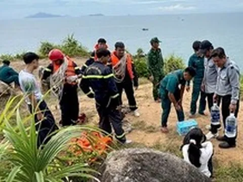 Sóng cuốn 4 du khách xuống biển khi chụp ảnh ở Đà Nẵng: Một cô gái được tàu hải quân cứu sống