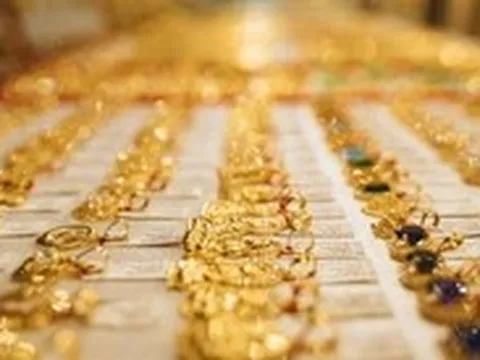 Giá vàng thế giới tăng mạnh, giá vàng trong nước và thế giới ‘xích lại gần nhau’