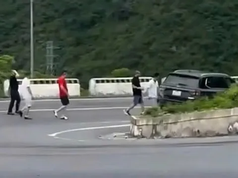 Xác minh clip nhóm người dừng ô tô giữa khúc cua ở đèo Hải Vân để ngắm cảnh