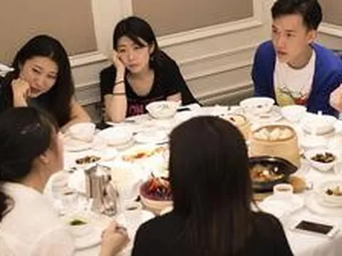 Đi họp lớp ai cũng gọi tôm hùm bào ngư, hóa đơn 72 triệu không sốc bằng “phí chụp ảnh”: Con số trên trời hé lộ sự thật buồn