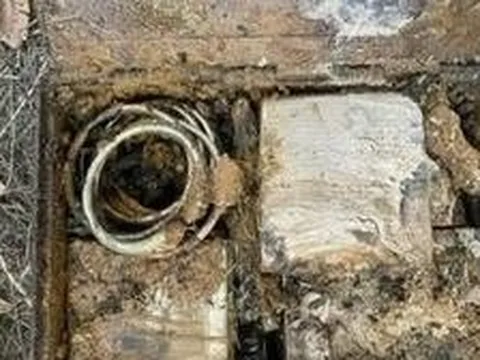 Phát hiện kho báu nặng gần 7kg, trị giá hơn 8,9 tỷ đồng khi đang leo núi