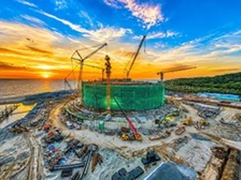 Hiếm thấy: Công trường cùng lúc huy động hai siêu cẩu hơn 1.450 tấn để dựng một nhà hát 4.000 chỗ ở Phú Quốc