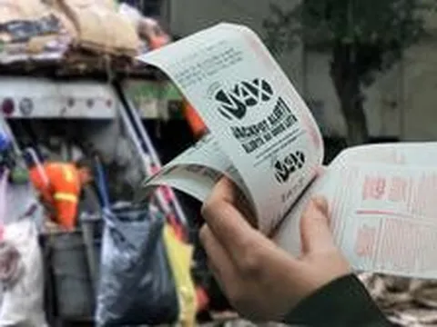 Vứt nhầm tấm vé số trúng hơn 30 tỷ đồng vào thùng rác, người đàn ông khiến cả công ty vệ sinh phải mất 2 ngày tìm lại