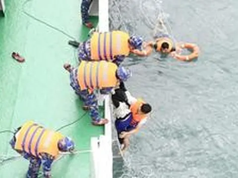 Không biết bơi, cô gái thoát chết thần kỳ sau 8 giờ trôi dạt trên biển