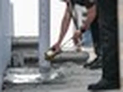 Chất lỏng đen liên tục trồi lên từ nền nhà, gia chủ gọi người kiểm tra rồi cả khu phố phải sơ tán