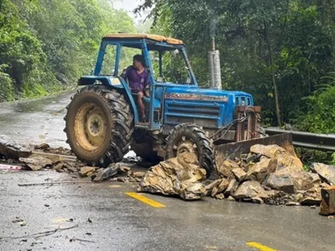 Sạt lở đèo Con Ó ở Lâm Đồng, cả nghìn m³ đá tràn xuống đường
