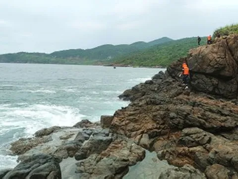 Vụ 4 người bị sóng cuốn ở Sơn Trà: Khẩn trương tìm 2 cô gái mất tích