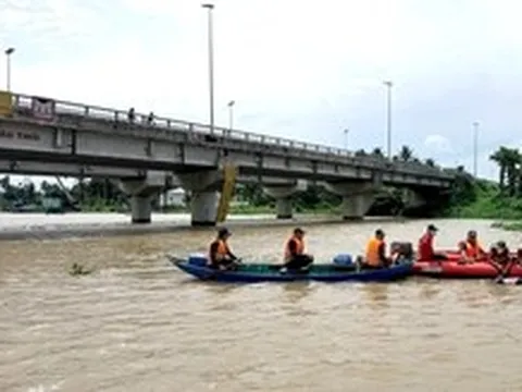 Phát hiện đôi dép trên cầu, cảnh sát lặn tìm thấy thi thể thiếu niên