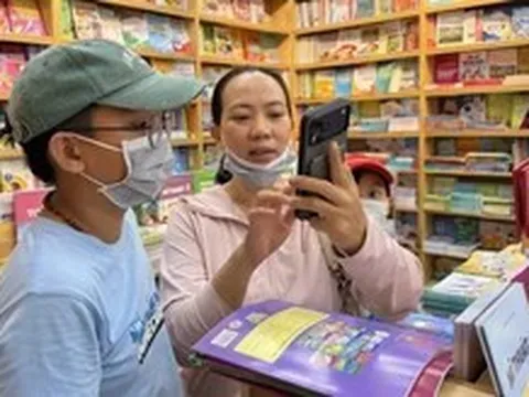 Phụ huynh TP.HCM chạy 3 nhà sách vẫn không mua đủ bộ sách giáo khoa cho con