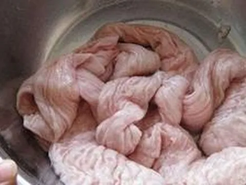 1 loại bột rẻ tiền giúp làm sạch lòng lợn: Xử lý cả lớp nhớt lẫn mùi hôi