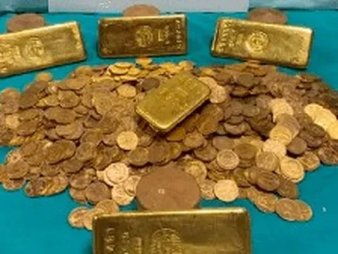 Đang dọn nhà, phát hiện 5 thỏi vàng lớn cùng 1000 miếng vàng trị giá 18,5 tỷ đồng trong lọ đựng mứt