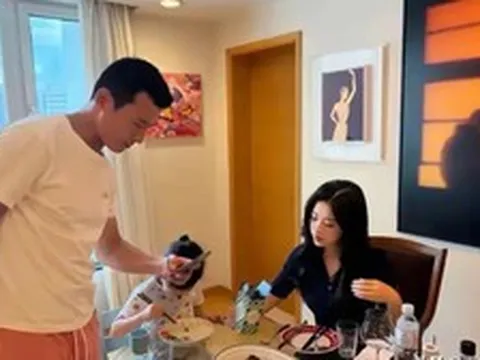 Chi tiết "lạ" trong bức ảnh ăn cơm của Chu Châu khiến dân mạng xuýt xoa khen: Cả nhà hạnh phúc, khéo dạy con!