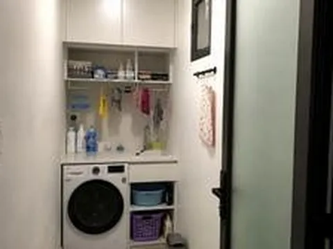 Vì sao ngày càng nhiều gia đình không còn đặt máy giặt ngoài ban công? 2 vị trí gọn gàng hơn đang dần trở thành xu hướng mới