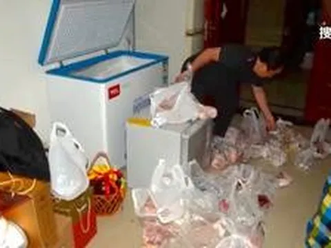 Đột kích nhà một cựu quan chức, phát hiện số lượng lớn vàng thỏi nhét trong bọc thịt gà ở tủ đông