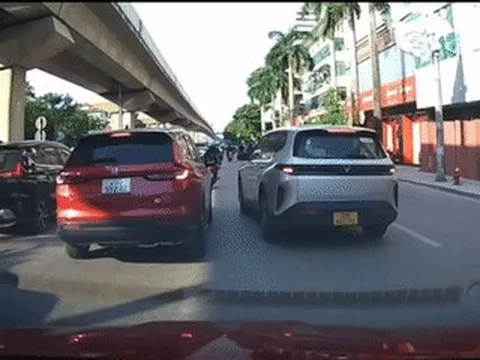 Clip ô tô và xe máy liên tục tạt đầu nhau ở Hà Nội, một xe bị hất văng