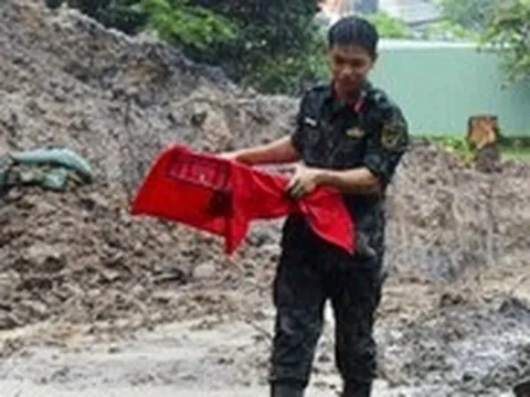 Miệt mài dưới trời mưa tìm hài cốt liệt sĩ trong hố chôn thứ hai tại công viên Lê Thị Riêng