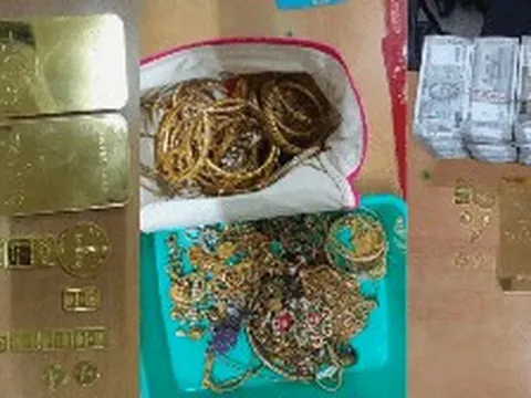 Tịch thu 17 kg vàng trị giá hơn 26 tỷ đồng cùng 21 tỷ tiền mặt, nhiều tài sản trong 7 két sắt của một cựu nhân viên đường sắt Ấn Độ